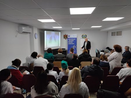 В ПМСУ Чадыр-Лунга прошел семинар на тему  "Диагностика и лечение COVID-19, а также профилактика передачи инфекции в медицинских учреждениях."